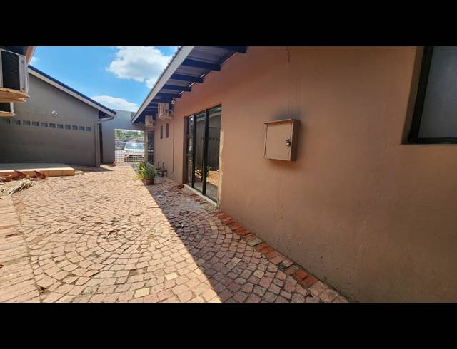 217M² OFFICE FOR SALE IN RUSTENBURG CENTRAL